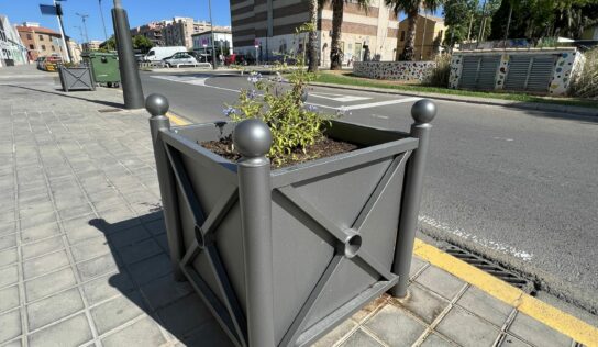 Manises se embellece y protege con 35 nuevas jardineras en su avenida principal